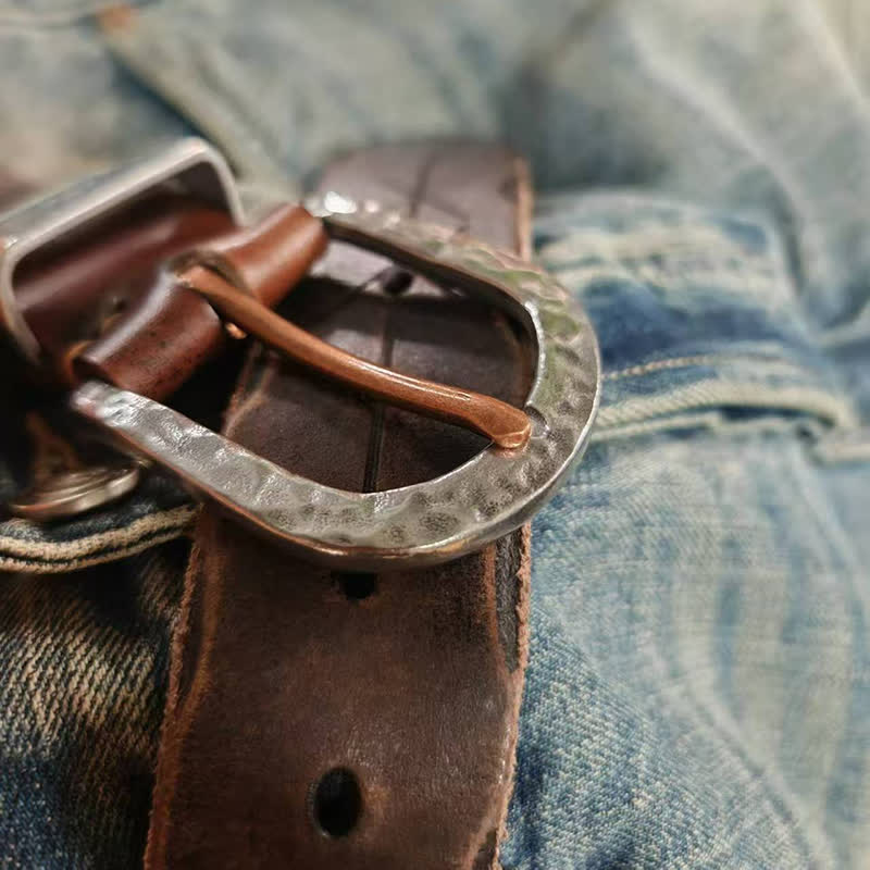 Cintura in pelle con fibbia a martello in argento e motivo a freccia intagliata