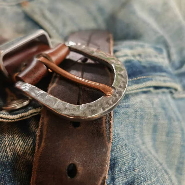 Cintura in pelle con fibbia a martello in argento e motivo a freccia intagliata