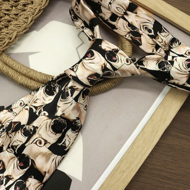 Cravatta da uomo nera e beige con stampa "A Bunch Of Pugs"