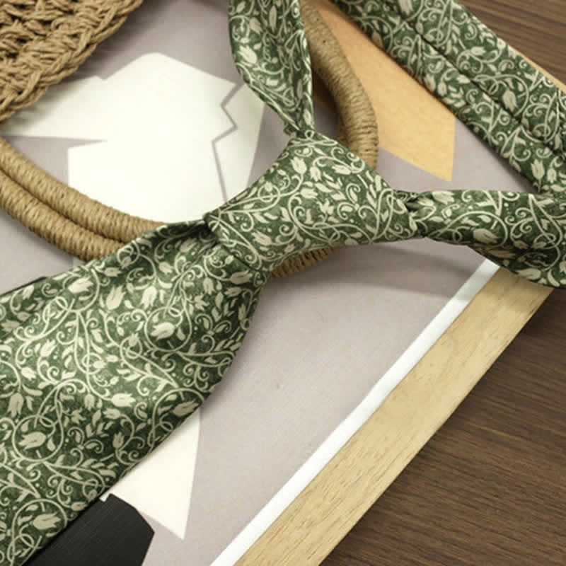 Cravatta da uomo con stampa floreale a forma di vite verde e bianca