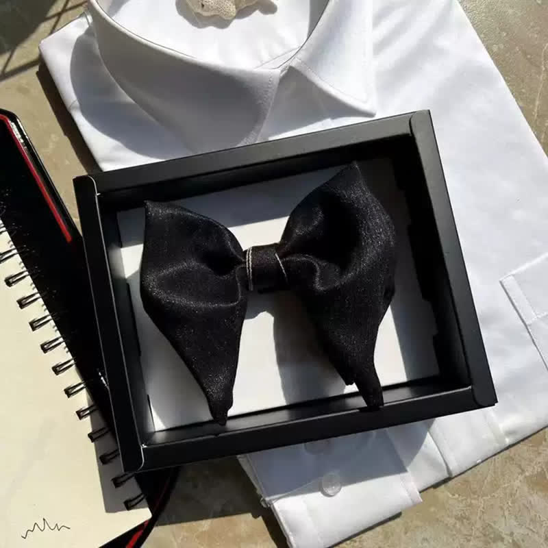 Papillon a punta oversize formale da uomo, con grande farfalla nera
