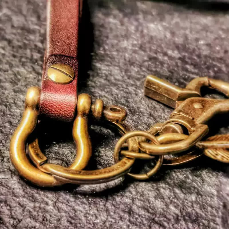 Portachiavi in pelle con decorazione per motocicletta con piume retrò