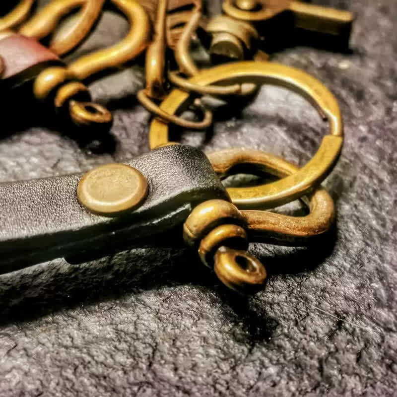 Portachiavi in pelle con decorazione per motocicletta con piume retrò