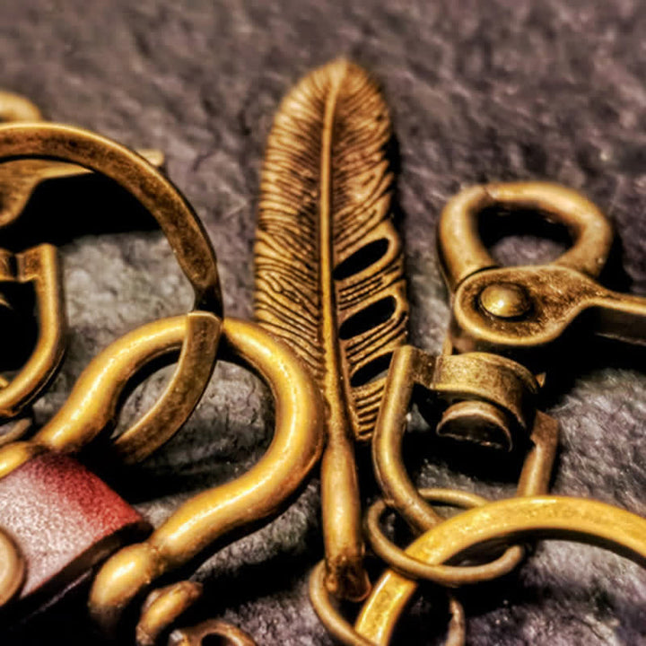 Portachiavi in pelle con decorazione per motocicletta con piume retrò
