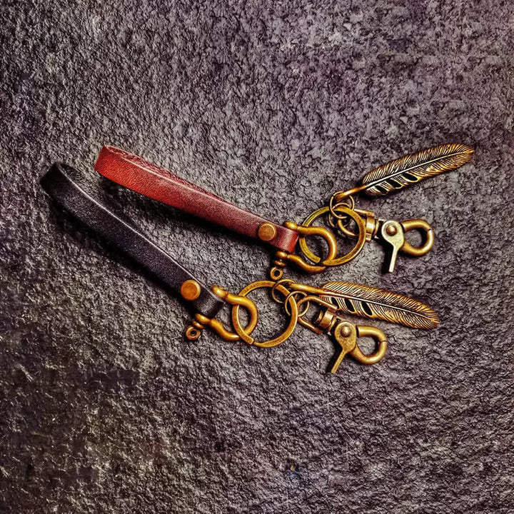 Portachiavi in pelle con decorazione per motocicletta con piume retrò