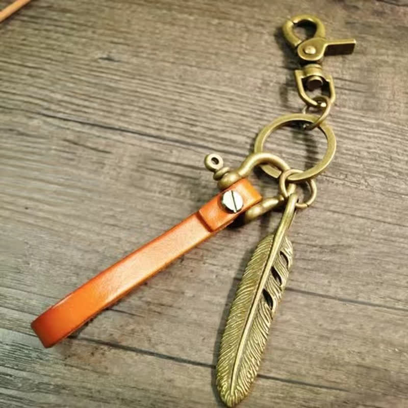 Portachiavi in pelle con decorazione per motocicletta con piume retrò