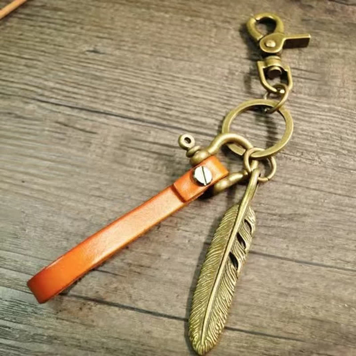 Portachiavi in pelle con decorazione per motocicletta con piume retrò