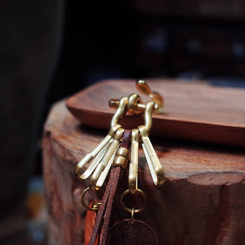 Portachiavi in pelle con clip da cintura in ottone anticato stile meccanico