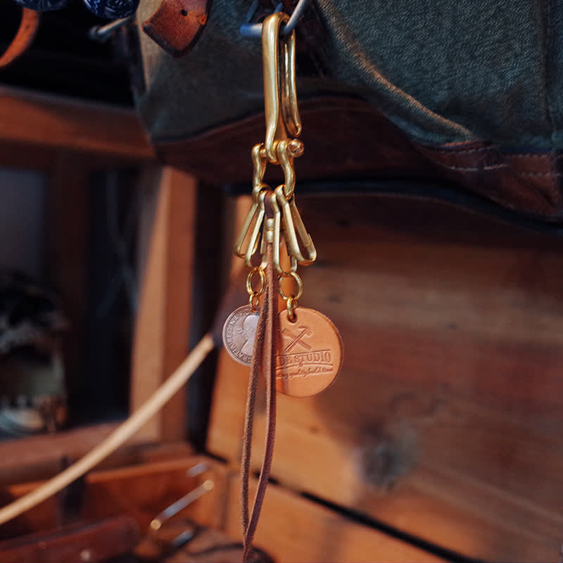 Portachiavi in pelle con clip da cintura in ottone anticato stile meccanico