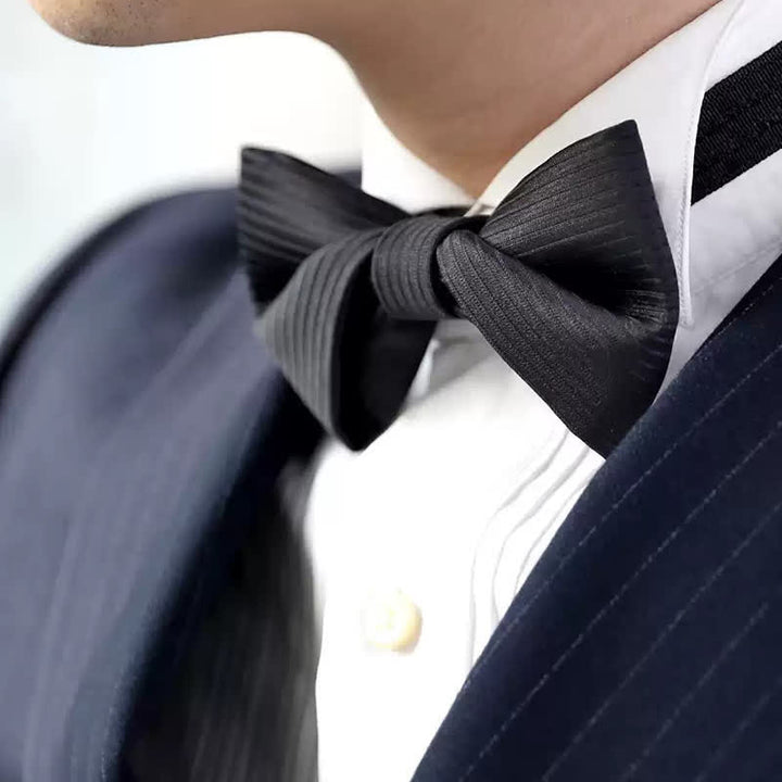 Papillon da uomo in twill nero sottile a righe blu navy - image 0