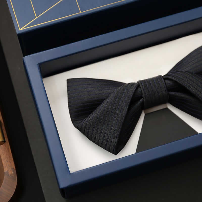 Papillon da uomo in twill nero sottile a righe blu navy