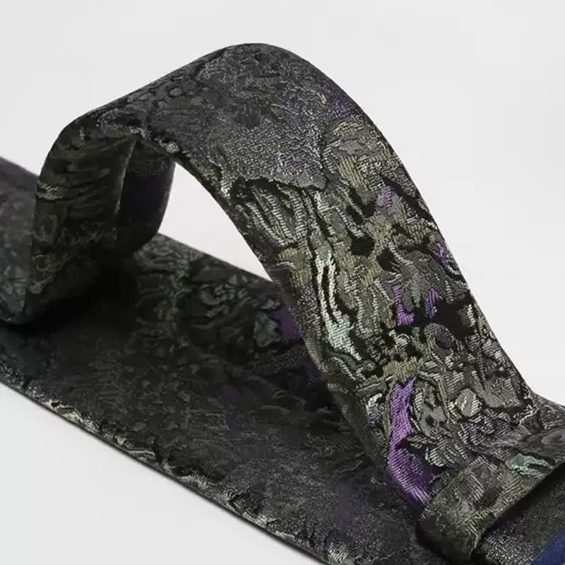 Cravatta da uomo in pura seta con motivo astratto delicato viola e grigio