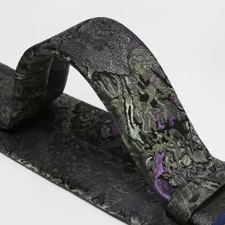 Cravatta da uomo in pura seta con motivo astratto delicato viola e grigio
