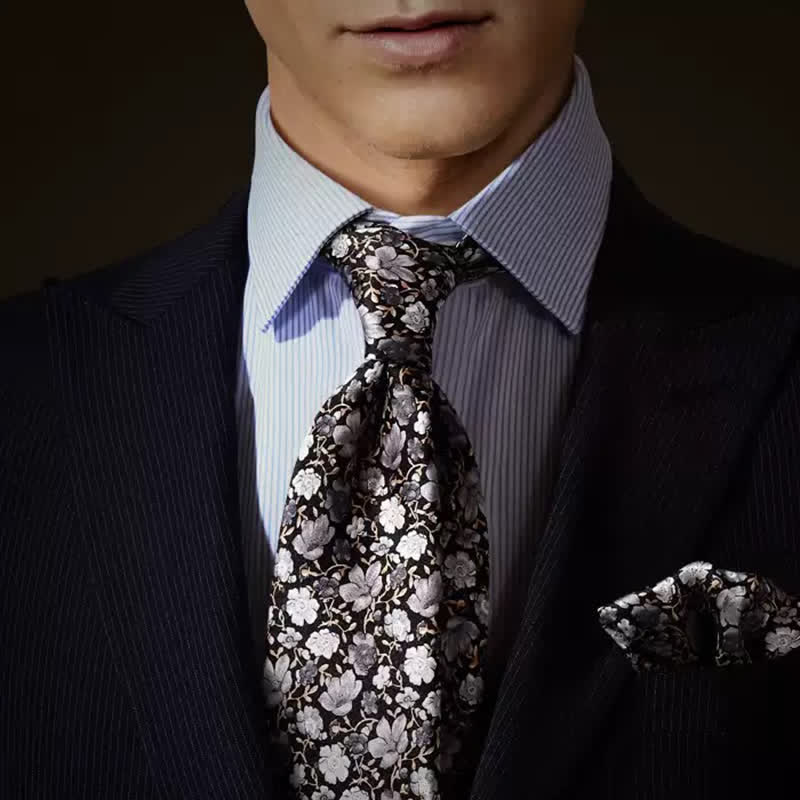 Cravatta da uomo in pura seta con motivo floreale nero e grigio