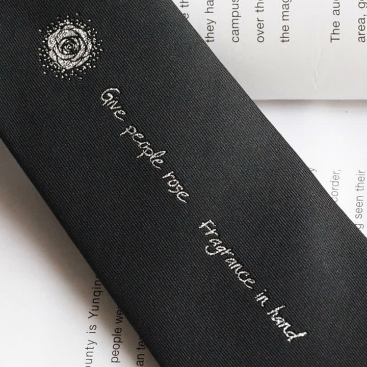 Cravatta da uomo nera e argento con stampa "Give People Rose"