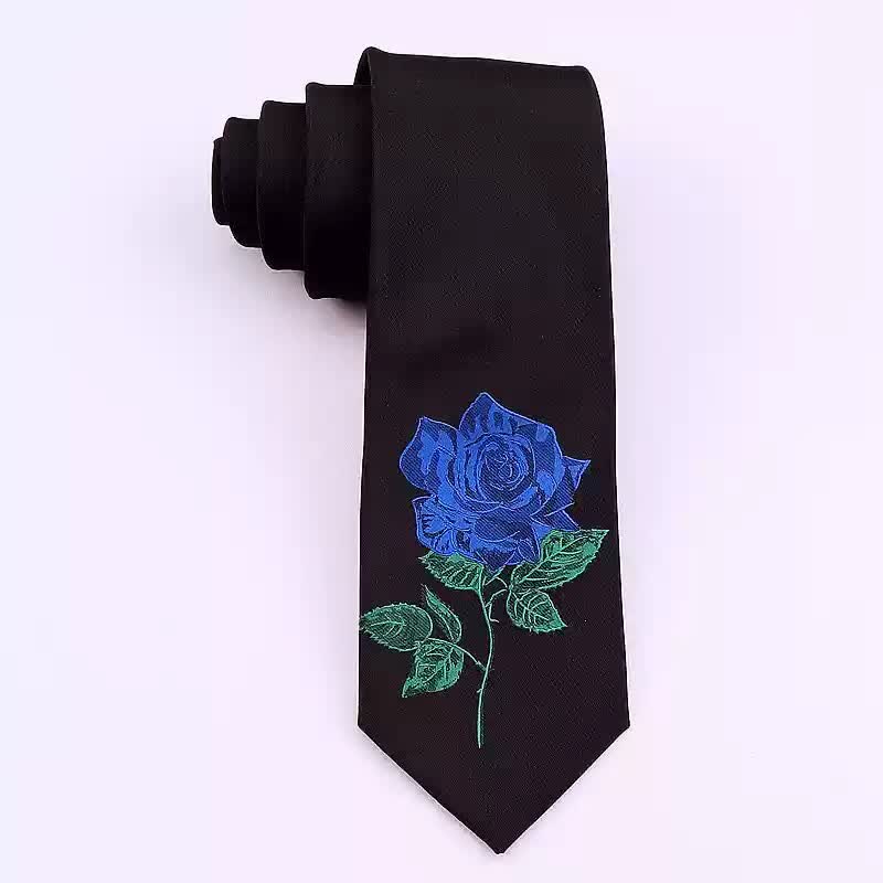 Cravatta da uomo nera ricamata con rosa blu Enchantress