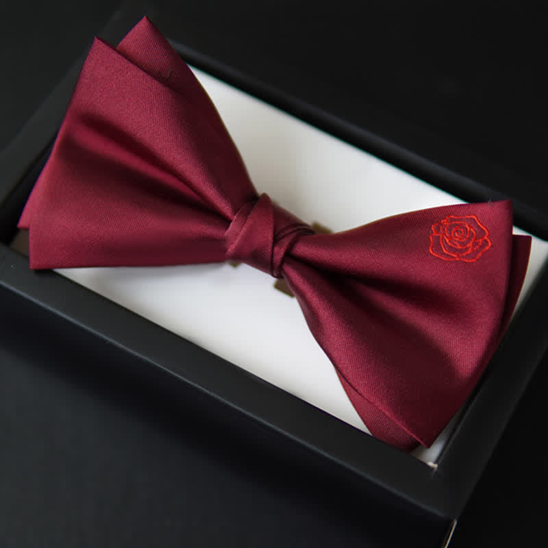 Papillon con fazzoletto ricamato con rosa bugundy da uomo