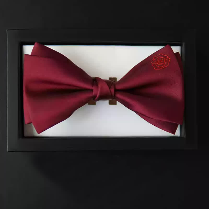 Papillon con fazzoletto ricamato con rosa bugundy da uomo