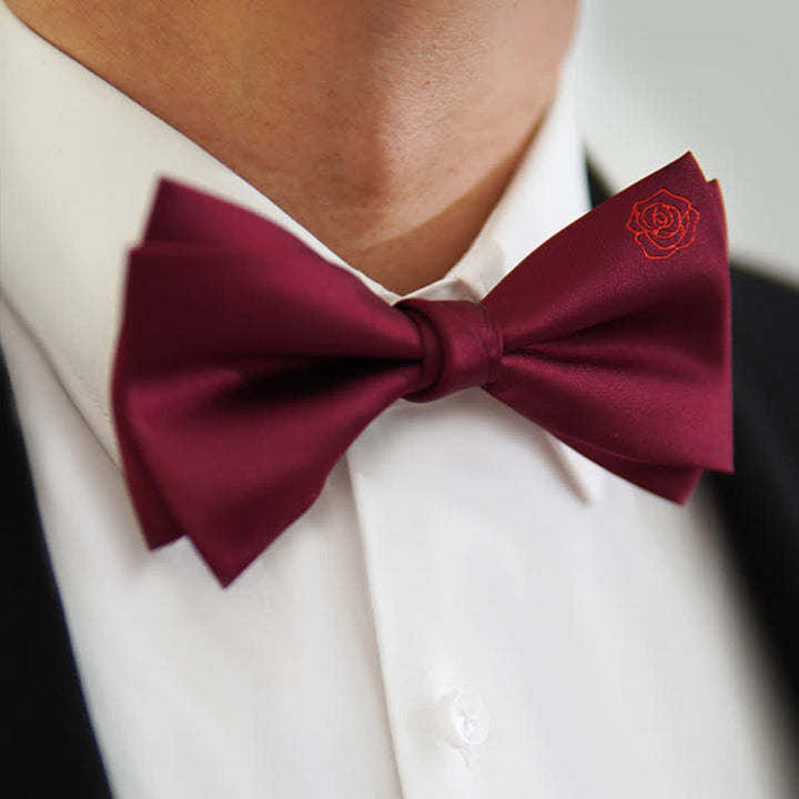 Papillon con fazzoletto ricamato con rosa bugundy da uomo