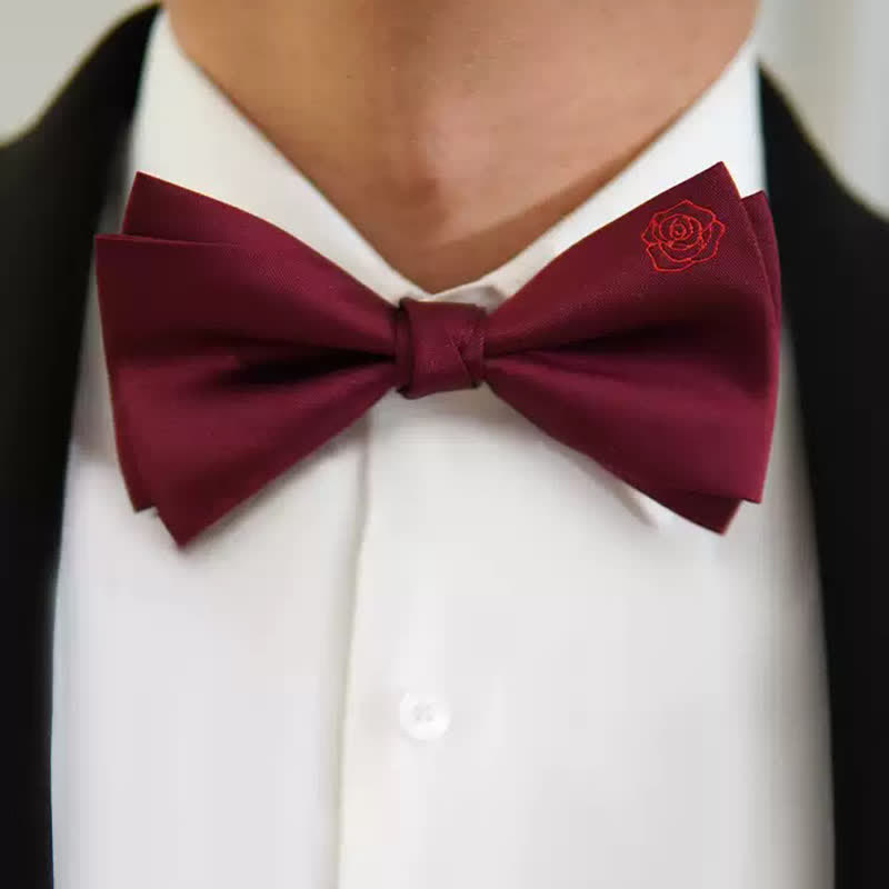 Papillon con fazzoletto ricamato con rosa bugundy da uomo