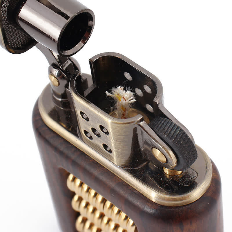 Accendino a cherosene con anello decorativo in metallo e corpo in legno - image 2