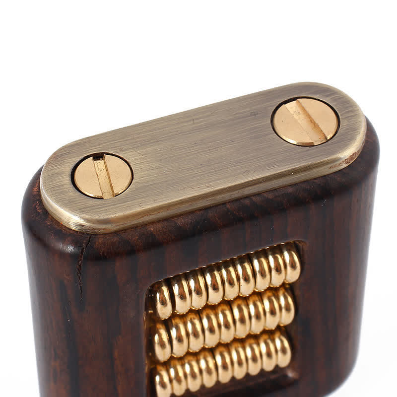 Accendino a cherosene con anello decorativo in metallo e corpo in legno