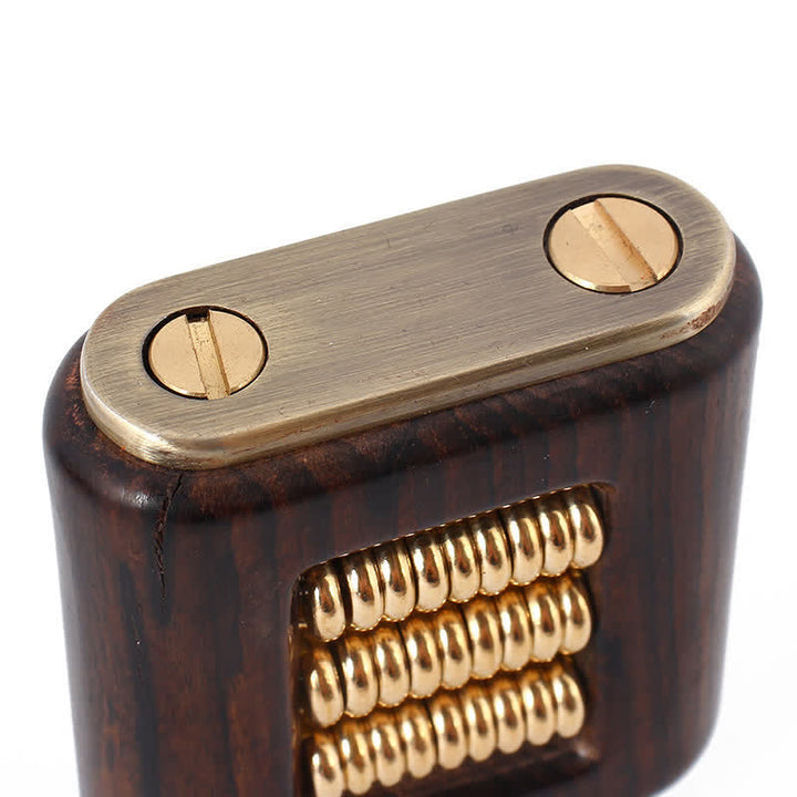 Accendino a cherosene con anello decorativo in metallo e corpo in legno