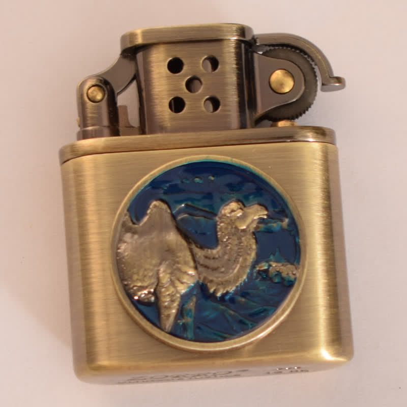 Accendino a cherosene ricaricabile con motivo animale smaltato in bronzo antico - Cammello blu - image 6
