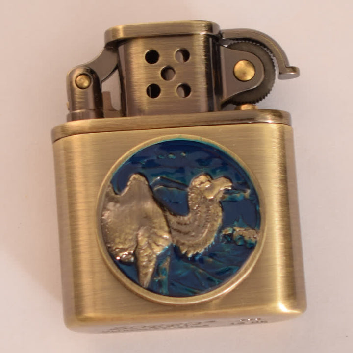 Accendino a cherosene ricaricabile con motivo animale smaltato in bronzo antico - Cammello blu - image 6