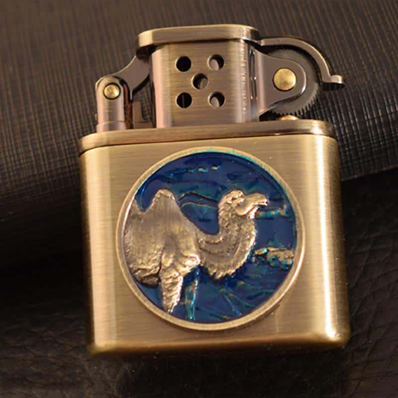 Accendino a cherosene ricaricabile con motivo animale smaltato in bronzo antico