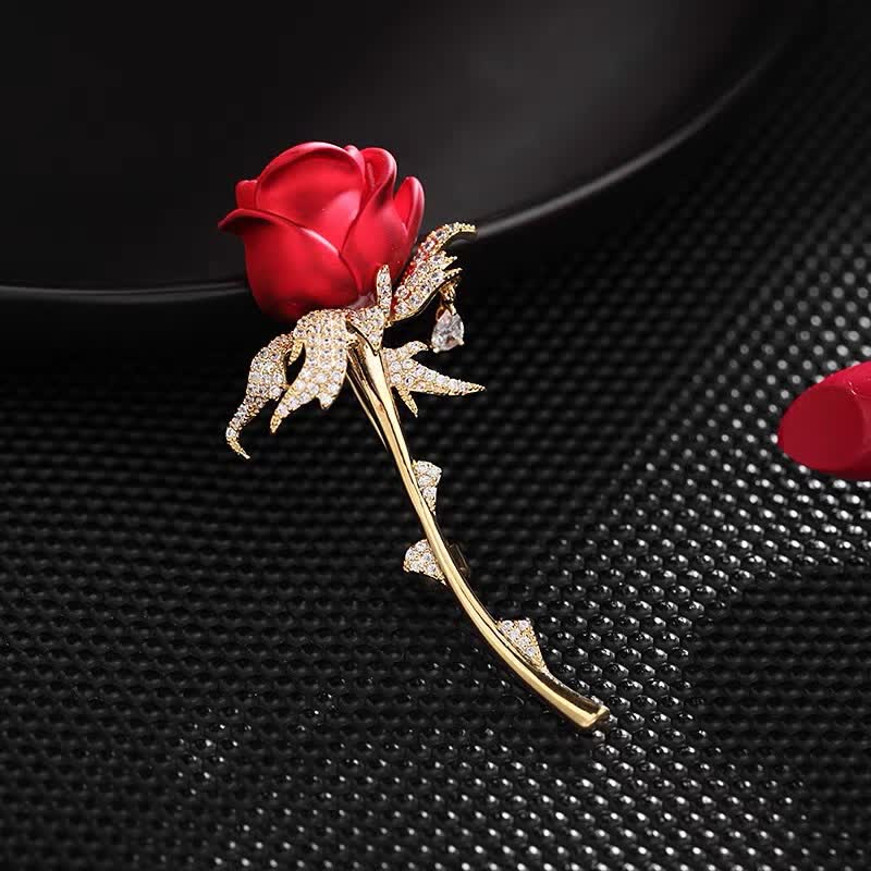 Spilla da donna con strass lucidi e rosa rossa affascinante