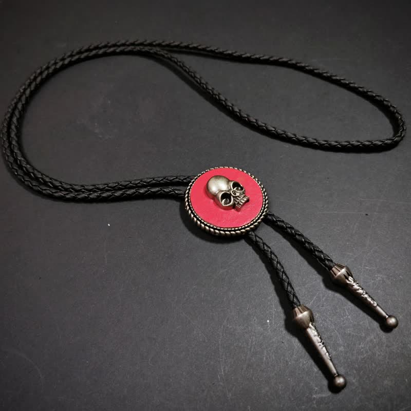 Cravatta Bolo con ciondolo a forma rotonda e motivo teschio 3D