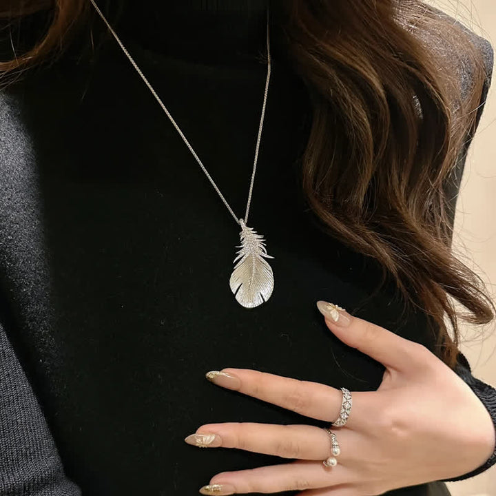 Spilla con ciondolo a forma di piuma con strass lucidi da donna