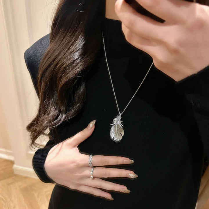 Spilla con ciondolo a forma di piuma con strass lucidi da donna