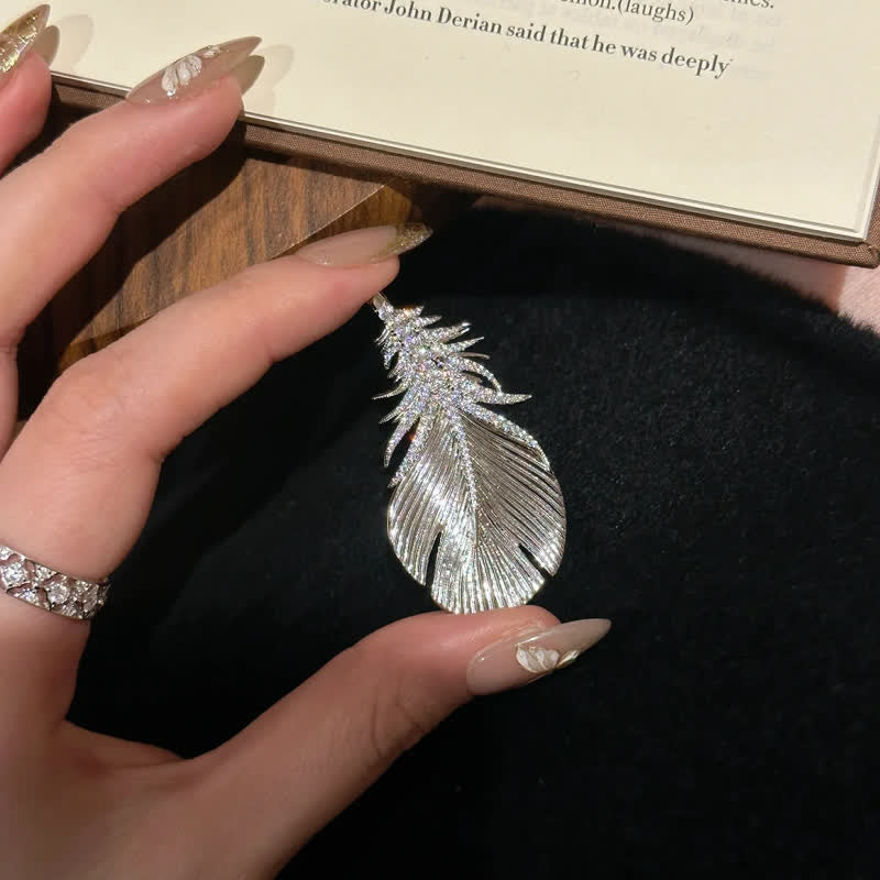 Spilla con ciondolo a forma di piuma con strass lucidi da donna