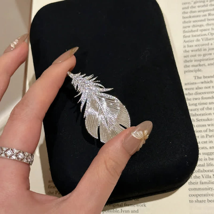 Spilla con ciondolo a forma di piuma con strass lucidi da donna