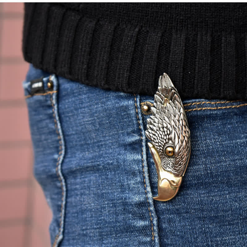 Collana con ciondolo a forma di piuma con coltello nascosto di aquila calva