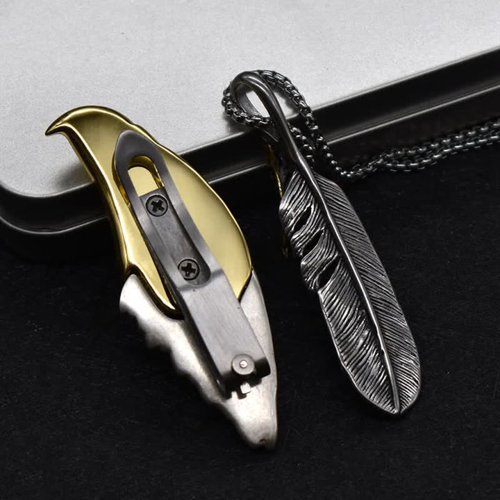 Collana con ciondolo a forma di piuma con coltello nascosto di aquila calva