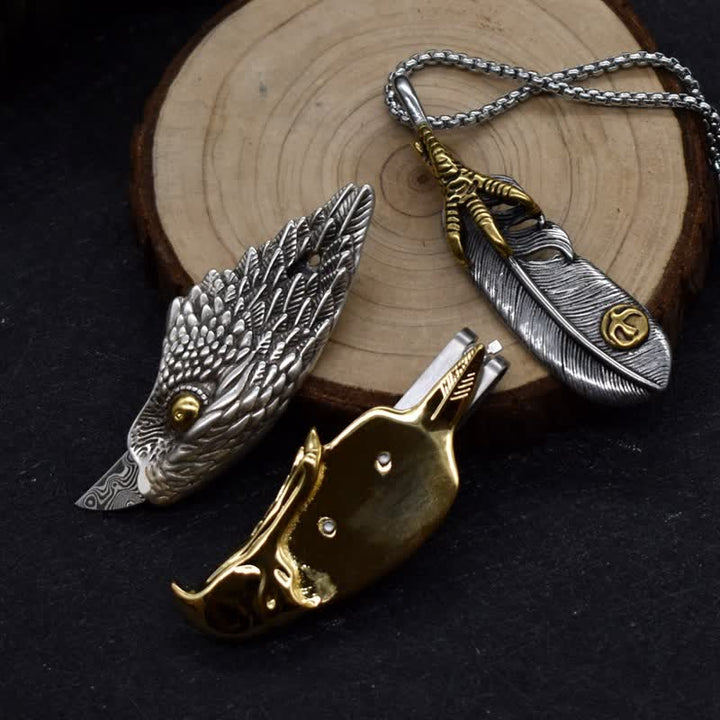 Collana con ciondolo a forma di piuma con coltello nascosto di aquila calva
