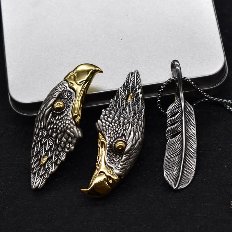 Collana con ciondolo a forma di piuma con coltello nascosto di aquila calva