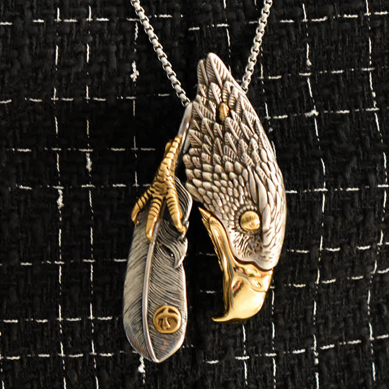 Collana con ciondolo a forma di piuma con coltello nascosto di aquila calva