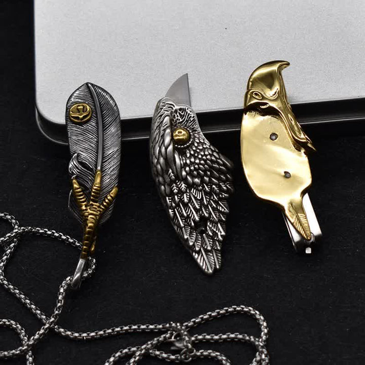 Collana con ciondolo a forma di piuma con coltello nascosto di aquila calva