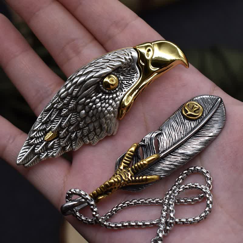 Collana con ciondolo a forma di piuma con coltello nascosto di aquila calva