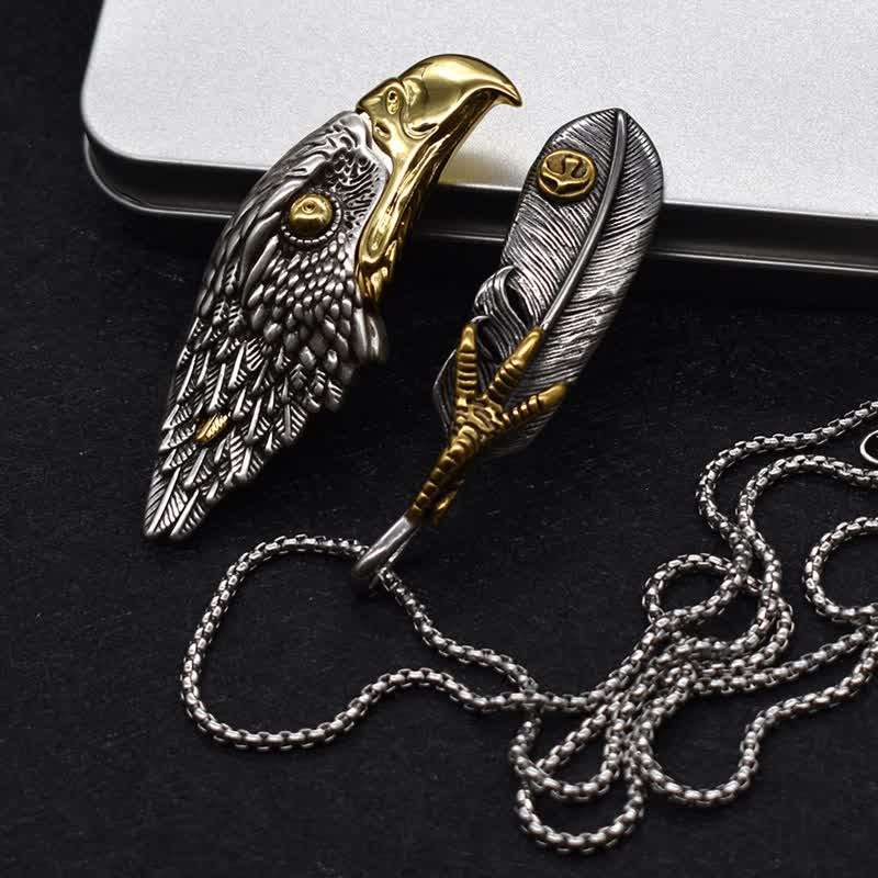 Collana con ciondolo a forma di piuma con coltello nascosto di aquila calva