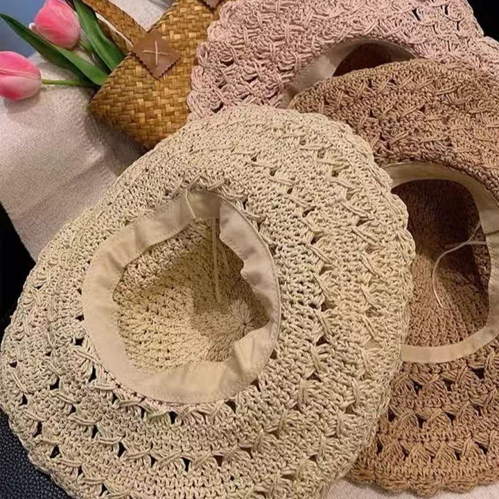 Elegante cappello di paglia pieghevole estivo all'uncinetto con dettagli floreali