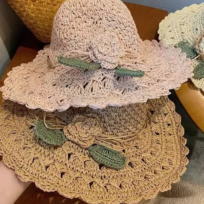 Elegante cappello di paglia pieghevole estivo all'uncinetto con dettagli floreali