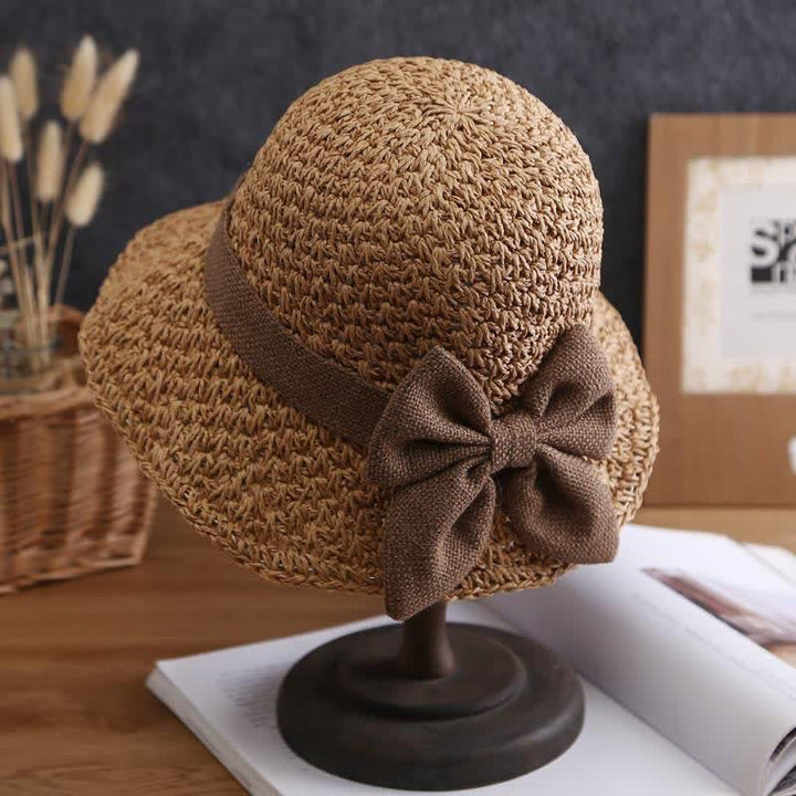 Cappello da sole pieghevole in paglia con nodo a fiocco, lavorato all'uncinetto sulla spiaggia