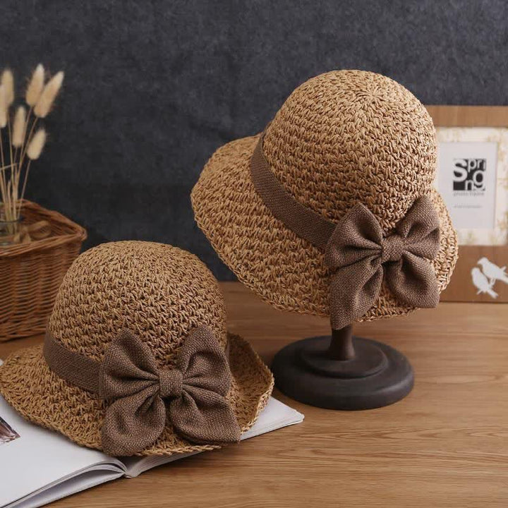 Cappello da sole pieghevole in paglia con nodo a fiocco, lavorato all'uncinetto sulla spiaggia