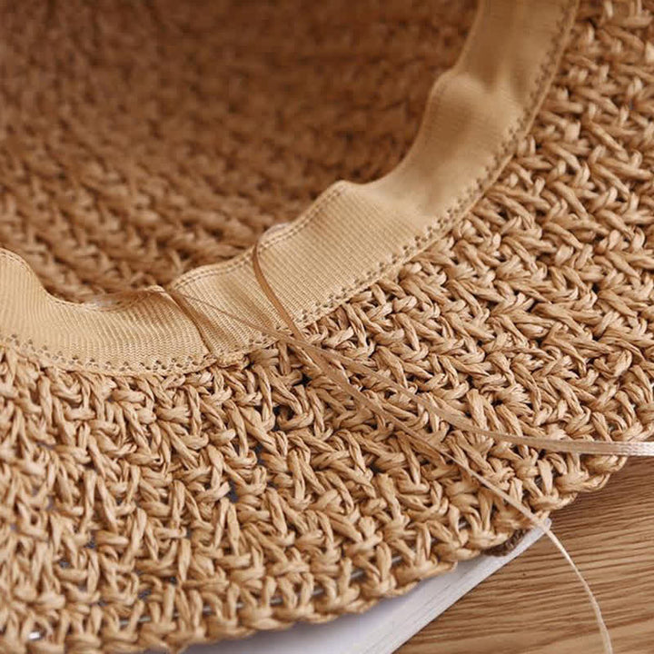Cappello da sole pieghevole in paglia con nodo a fiocco, lavorato all'uncinetto sulla spiaggia