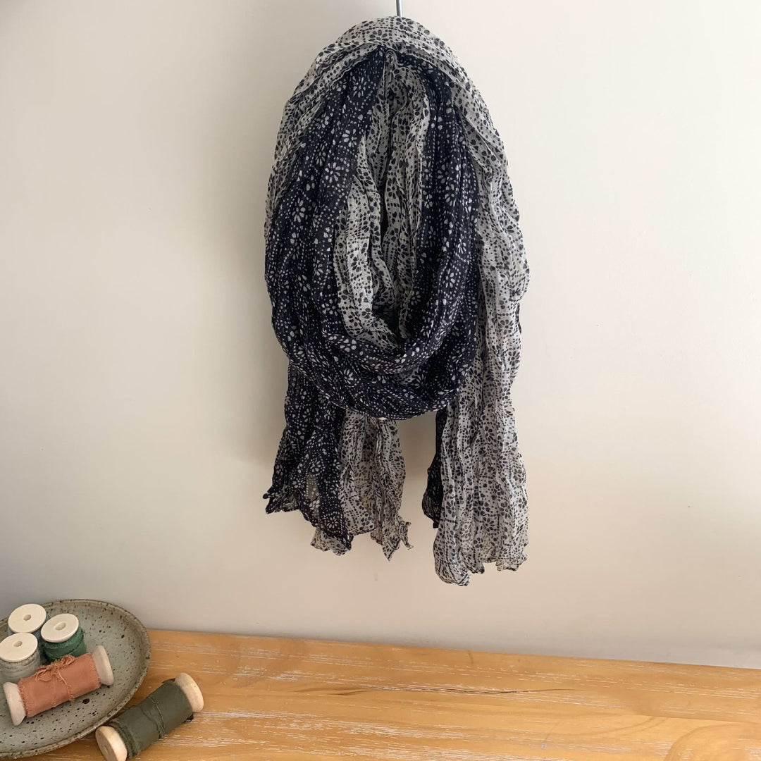 Sciarpa morbida e sottile con motivo floreale plissettato vintage da donna